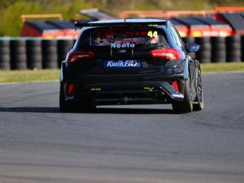 12/4/2021 BTCC Testing at Croft. 1DxMk3 + 200-400mm f4L zoom. Sunny In from rear