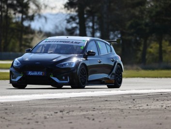 12/4/2021 BTCC Testing at Croft. 1DxMk3 + 200-400mm f4L zoom. Esses