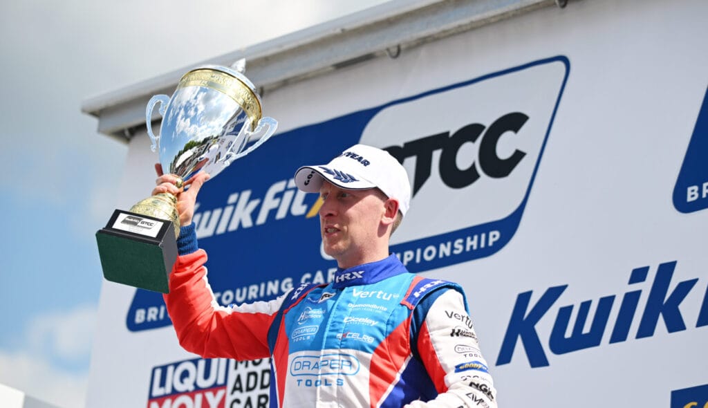 Team VERTU extends podium run