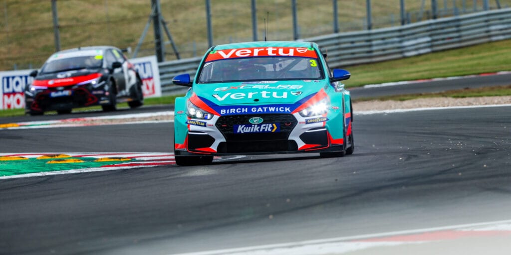 Tom Chilton doubles up at Donington from pole